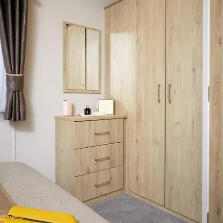 Elegant 2 Bed 1 And Half Bath Caravan In Holiday Resort Village Northampton Exterior photo