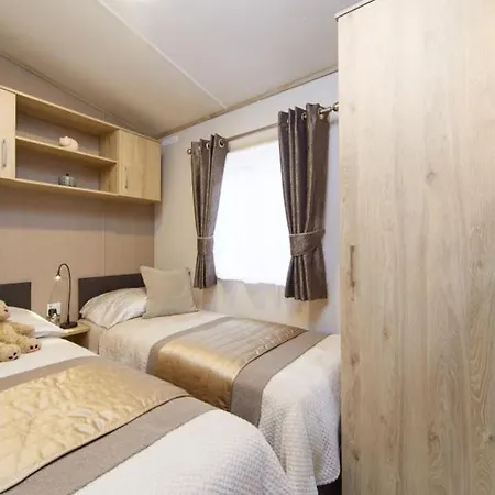 Elegant 2 Bed 1 And Half Bath Caravan In Holiday Resort Village Northampton Exterior photo