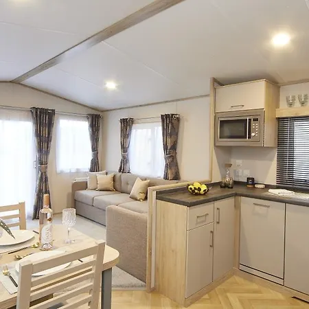 Elegant 2 Bed 1 And Half Bath Caravan In Holiday Resort Village Northampton Exterior photo
