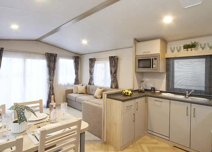 Elegant 2 Bed 1 And Half Bath Caravan In Holiday Resort Village