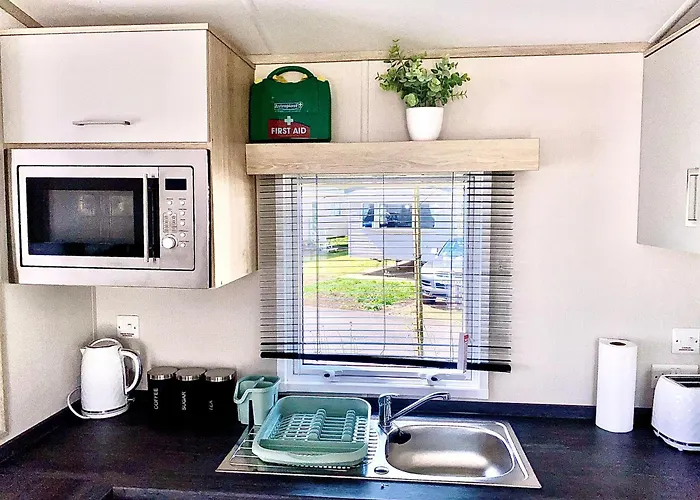 Elegant 2 Bed 1 And Half Bath Caravan In Holiday Resort Village