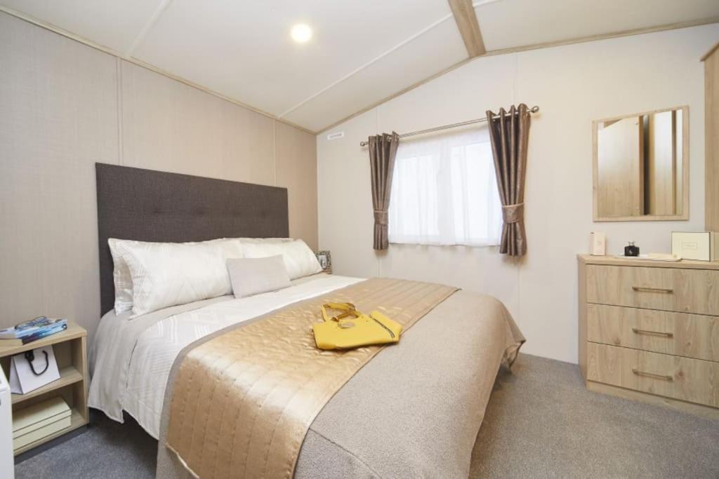 Holiday home Elegant 2 Bed 1 And Half Bath Caravan In Village