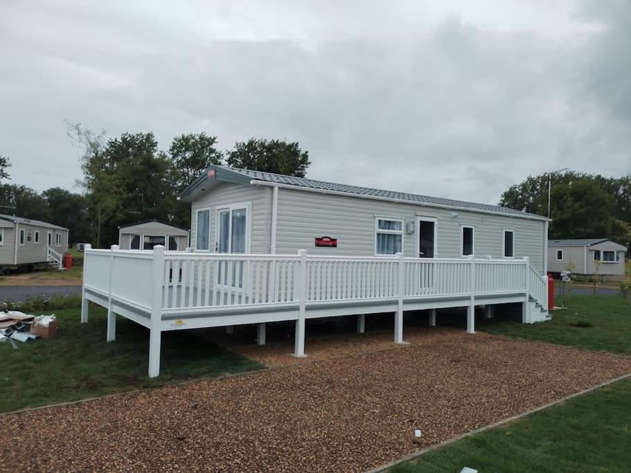 Elegant 2 Bed 1 And Half Bath Caravan In Village Northampton