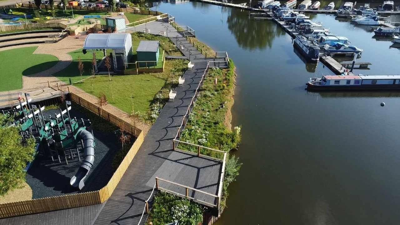 Holiday home Elegant 2 Bed 1 And Half Bath Caravan In Village *