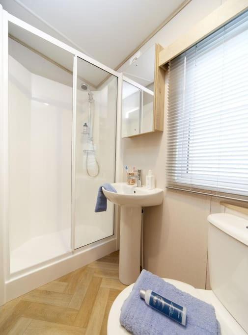 Elegant 2 Bed 1 And Half Bath Caravan In Village Holiday home Northampton