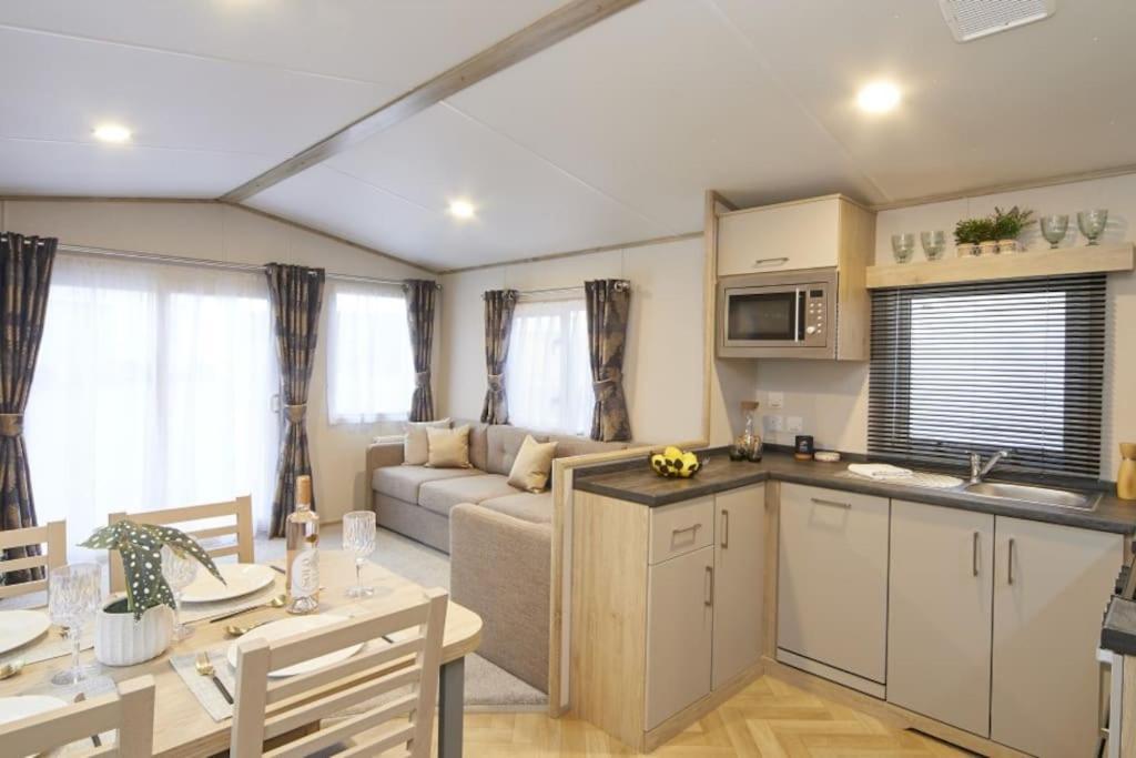 Elegant 2 Bed 1 And Half Bath Caravan In Village *