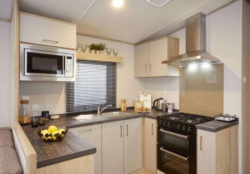 Elegant 2 Bed 1 And Half Bath Caravan In Village * Northampton