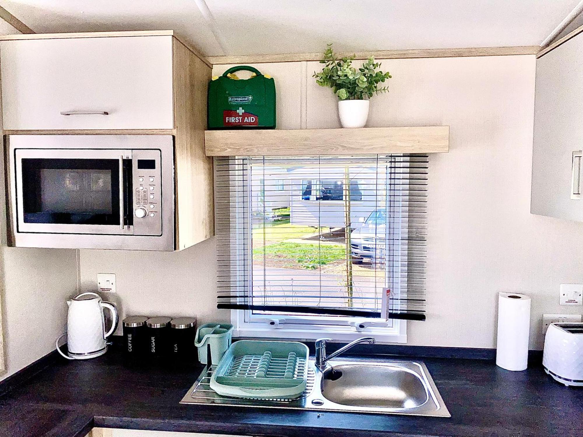 Elegant 2 Bed 1 And Half Bath Caravan In Village Holiday home *