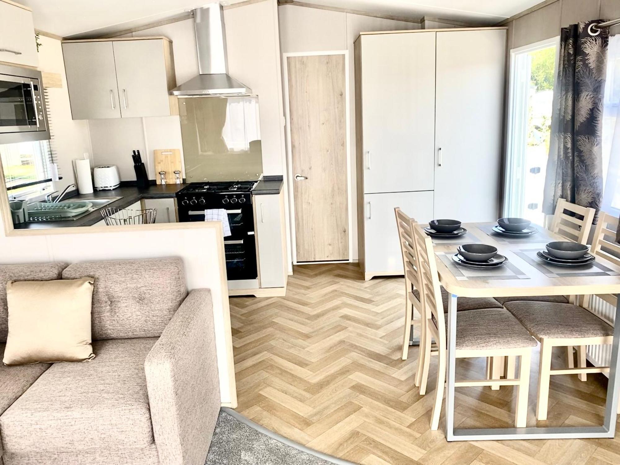 Elegant 2 Bed 1 And Half Bath Caravan In Village Holiday home